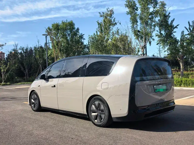 Li Auto MEGA — Фото автомобиля 5