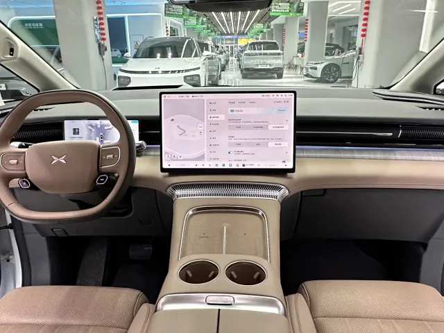 Xpeng X9 — Фото автомобиля 6