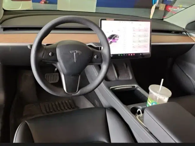 Tesla Model 3 — Фото автомобиля 10