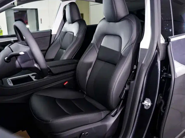 Tesla Model Y — Фото автомобиля 18