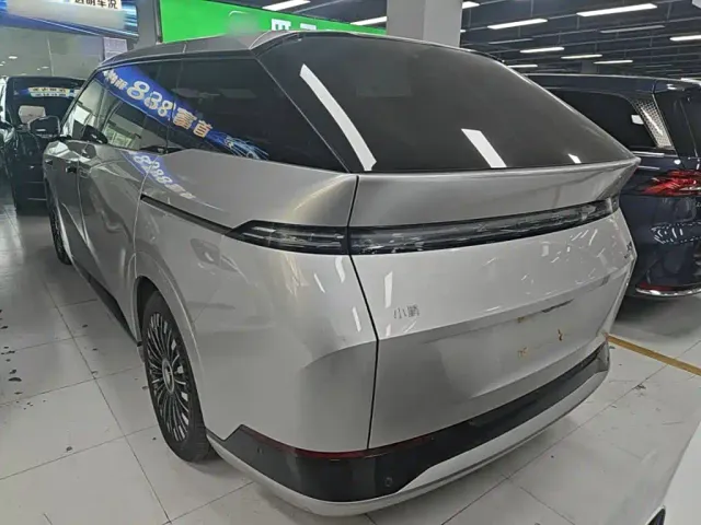 Xpeng X9 — Фото автомобиля 4