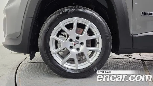 Jeep Renegade — Фото автомобиля 4