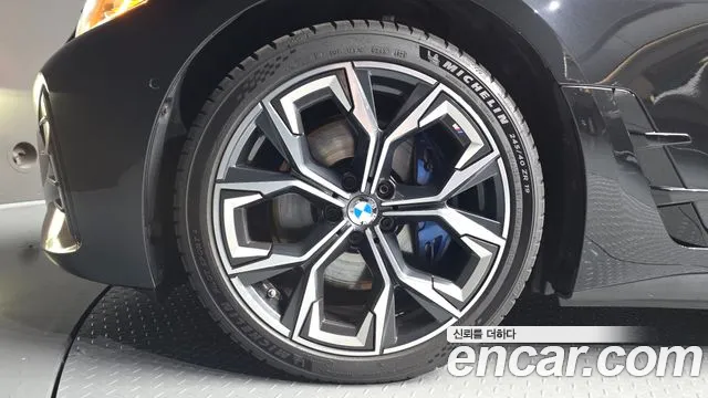 BMW i4 — Фото автомобиля 5