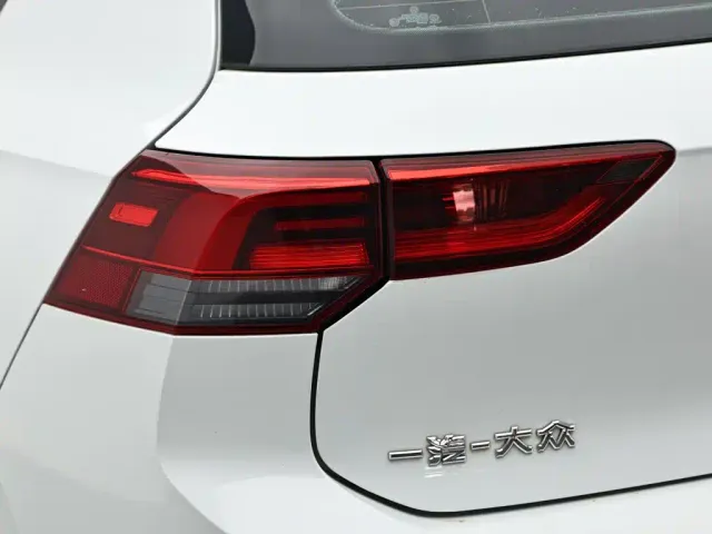 Volkswagen Golf — Фото автомобиля 7