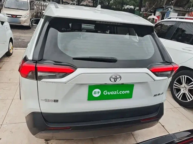 Toyota RAV4 — Фото автомобиля 5