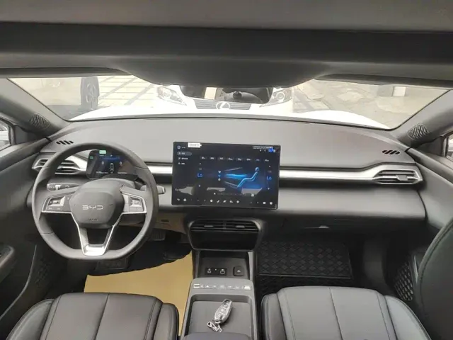 BYD e7 — Фото автомобиля 9