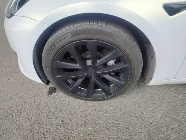 Tesla Model 3 — Фото автомобиля 22