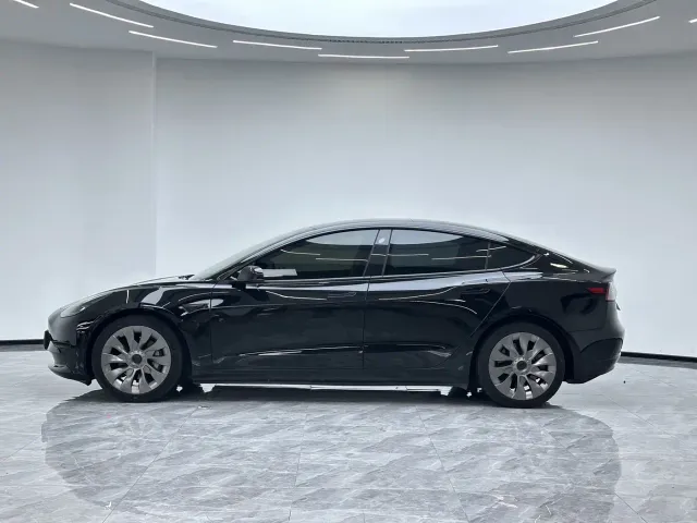 Tesla Model 3 — Фото автомобиля 9