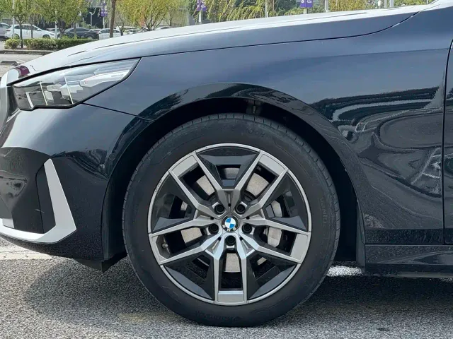 BMW 5 Series — Фото автомобиля 7