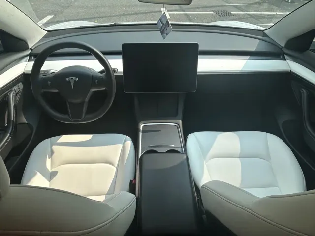 Tesla Model 3 — Фото автомобиля 9