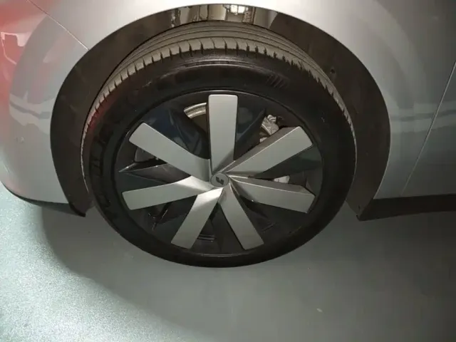 Li Auto Li Auto i6 2025 4WD Base Model — Фото автомобиля 22