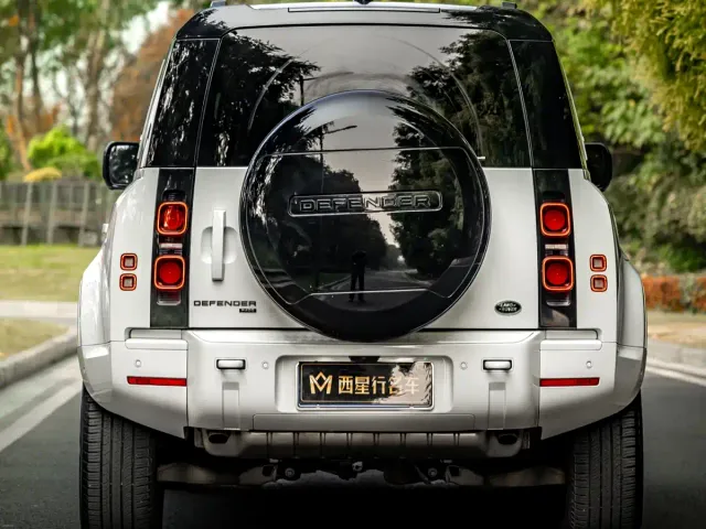 Land Rover Defender — Фото автомобиля 4