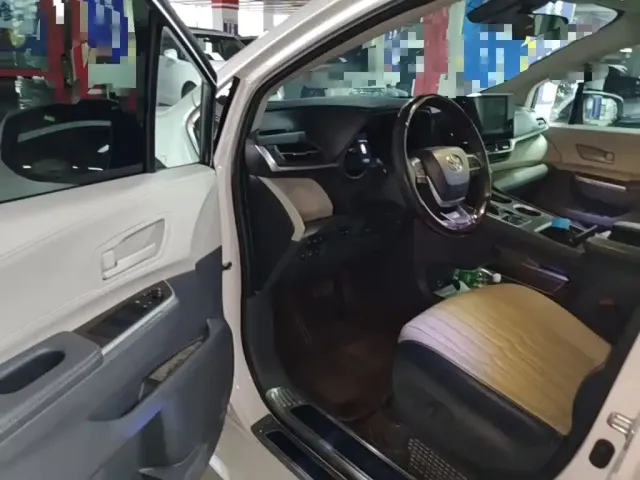 Toyota Sienna — Фото автомобиля 15