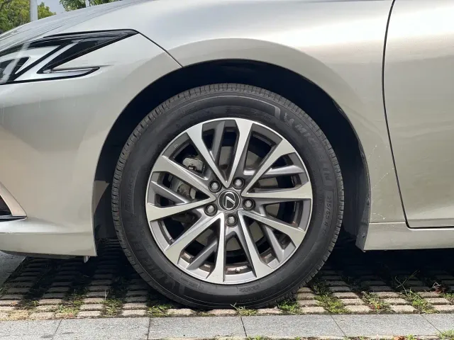 Lexus ES — Фото автомобиля 10