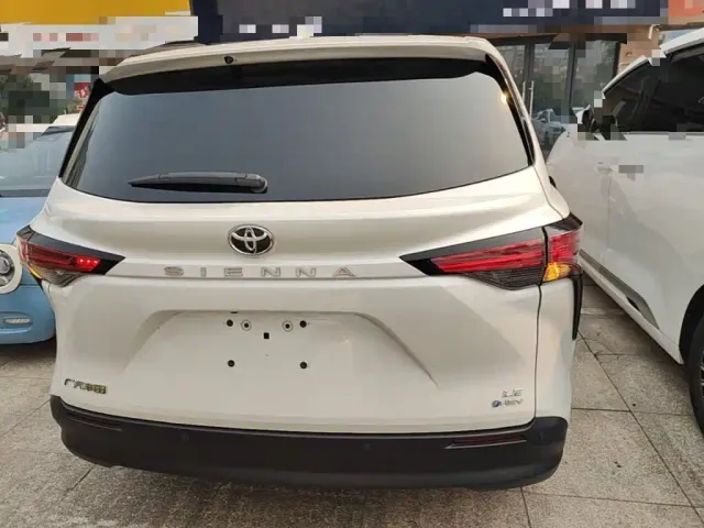Toyota Sienna — Фото автомобиля 5