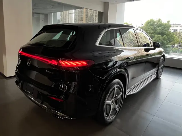 Mercedes-Benz EQS SUV — Фото автомобиля 3