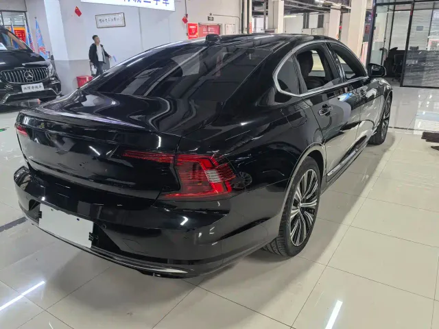 Volvo S90 — Фото автомобиля 3