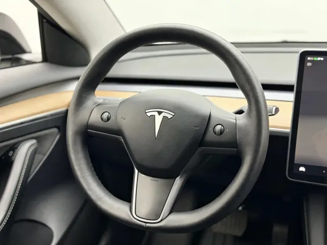 Tesla Model 3 — Фото автомобиля 11