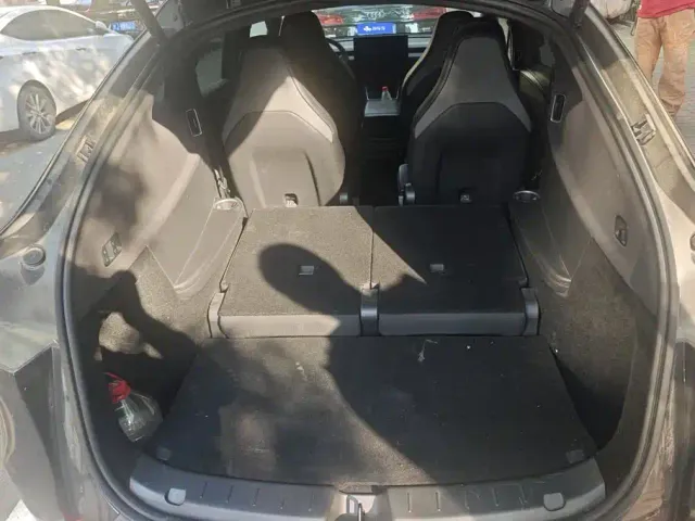 Tesla Model Y L — Фото автомобиля 4