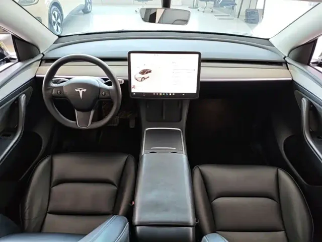 Tesla Model Y — Фото автомобиля 9