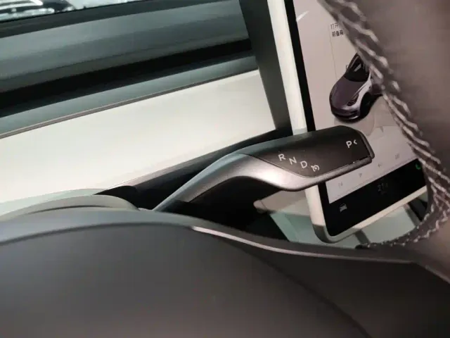 Tesla Model 3 — Фото автомобиля 13