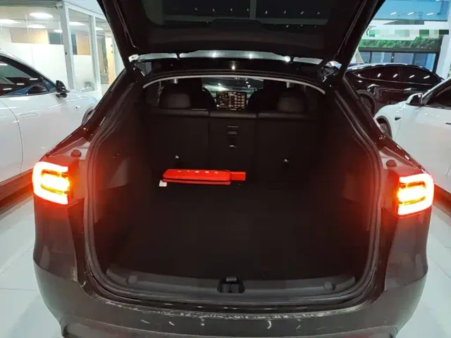 Tesla Model Y — Фото автомобиля 18