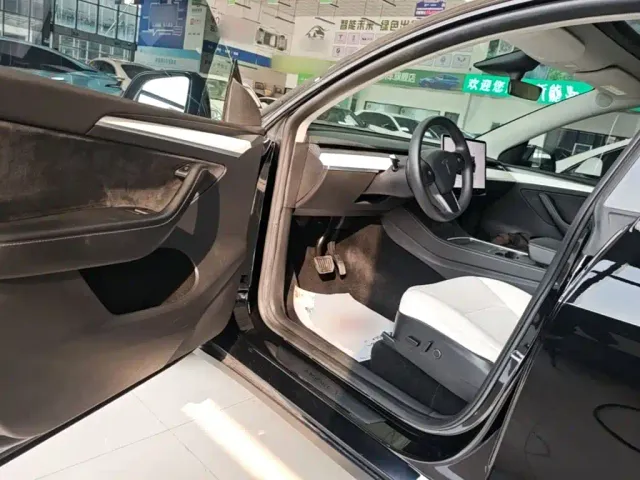 Tesla Model Y — Фото автомобиля 15