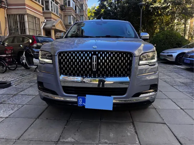 Lincoln Navigator — Фото автомобиля 2