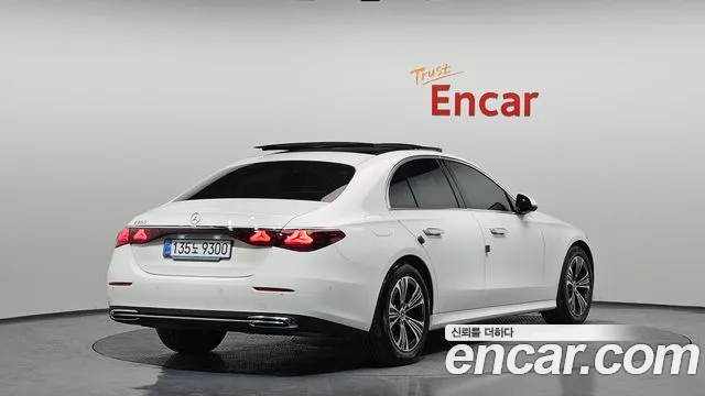 Mercedes-Benz E-Class — Фото автомобиля 2