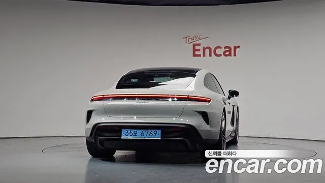 Porsche Taycan — Фото автомобиля 4