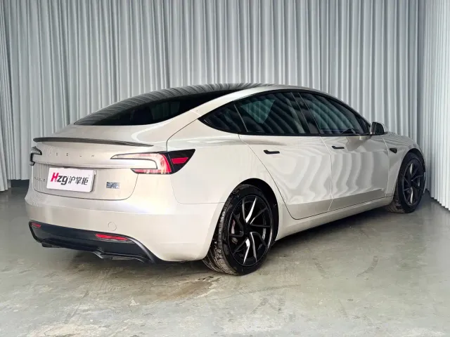 Tesla Model 3 — Фото автомобиля 9