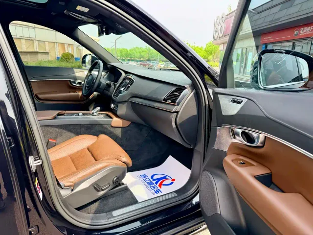 Volvo XC90 — Фото автомобиля 6
