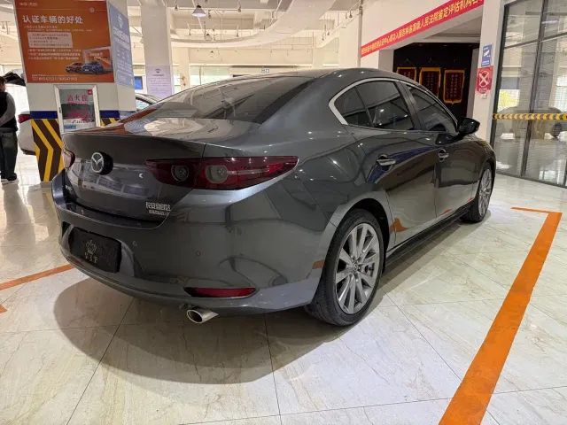 Mazda Axela — Фото автомобиля 4