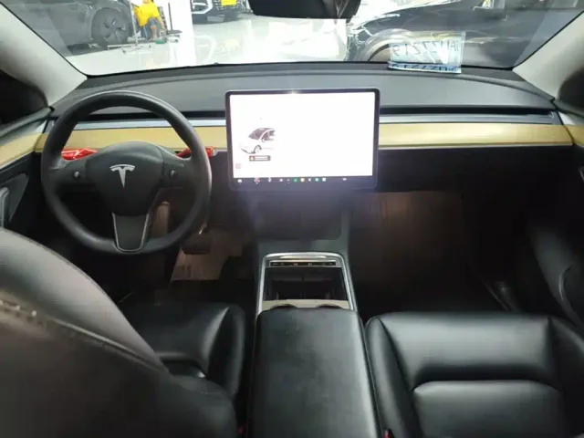 Tesla Model Y — Фото автомобиля 5
