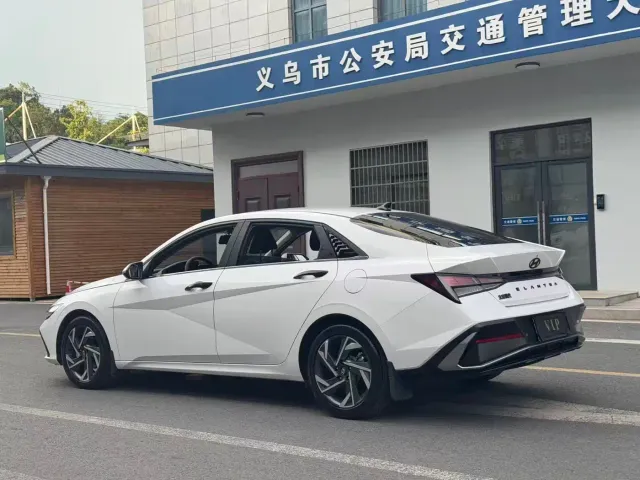 Hyundai Elantra — Фото автомобиля 3