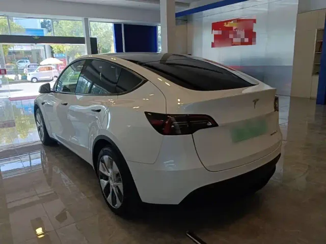 Tesla Model Y — Фото автомобиля 4
