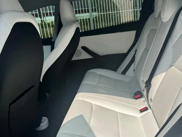 Tesla Model 3 — Фото автомобиля 9