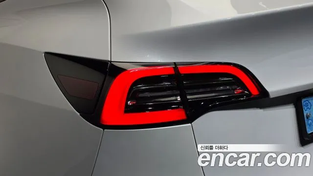 Tesla Model Y — Фото автомобиля 23
