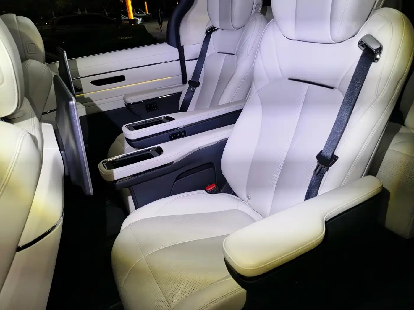Geely Galaxy Yizhen L380 2024 140kWh 6-Seater AWD Ultra — Фото автомобиля 7