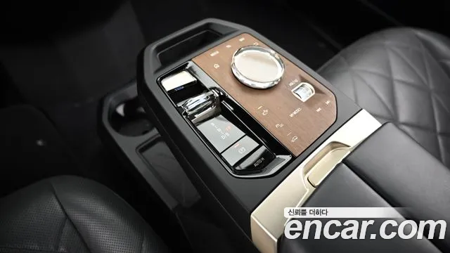 BMW iX — Фото автомобиля 9