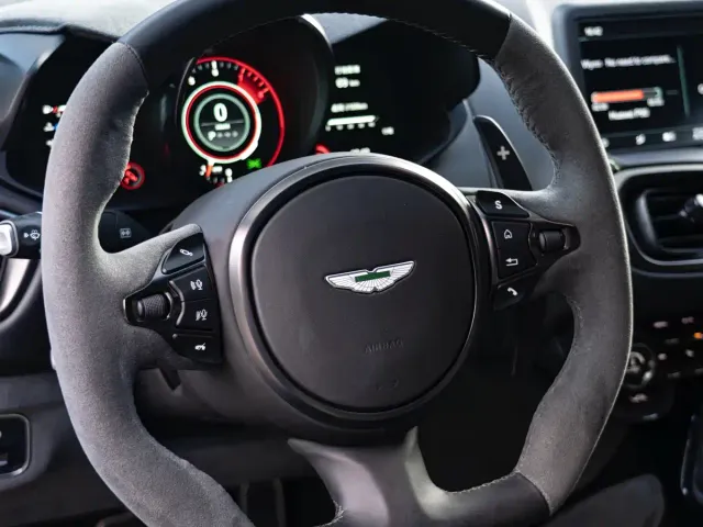 Aston Martin V8 Vantage — Фото автомобиля 13