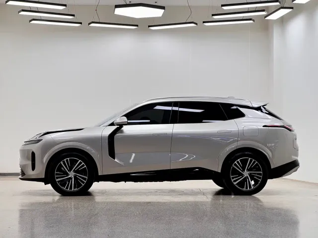 Lynk & Co 08 EM-P — Фото автомобиля 4
