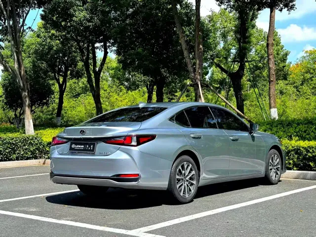 Lexus ES — Фото автомобиля 5