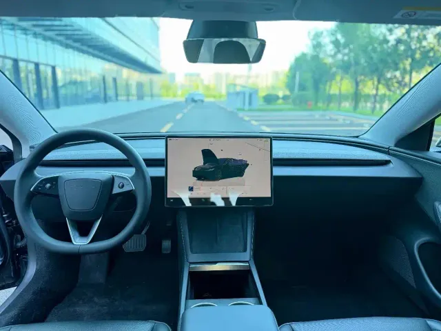 Tesla Model 3 — Фото автомобиля 10