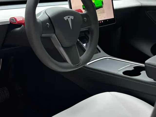 Tesla Model Y — Фото автомобиля 5