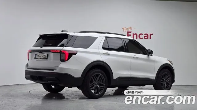 Ford Explorer — Фото автомобиля 2