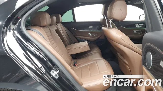 Mercedes-Benz E-Class — Фото автомобиля 12