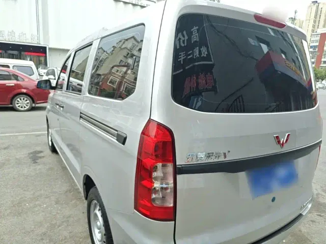 Wuling Hongguang V — Фото автомобиля 4