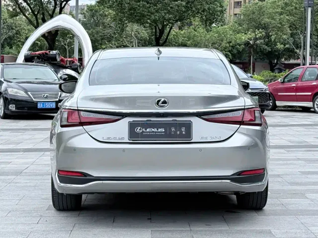 Lexus ES — Фото автомобиля 4