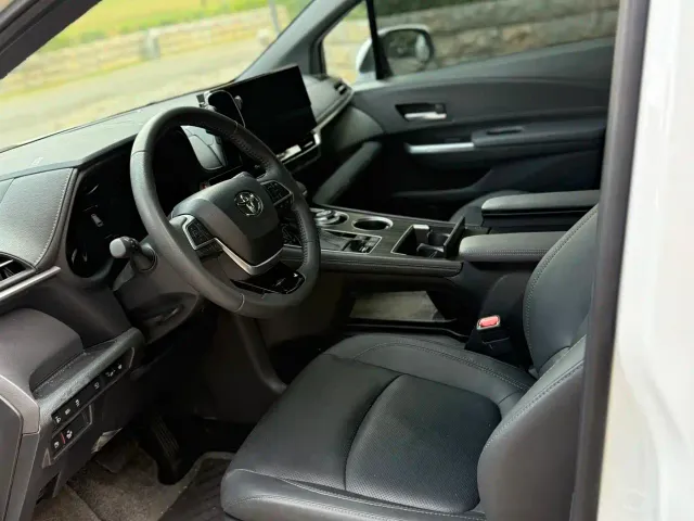 Toyota Sienna — Фото автомобиля 4